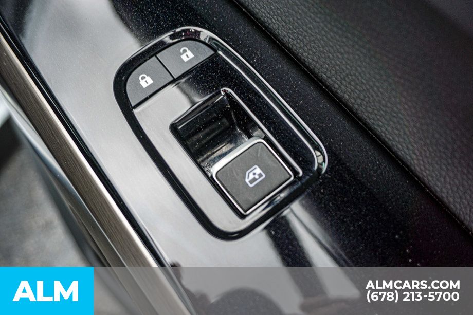 Used 2025 White Nissan Platinum image 55