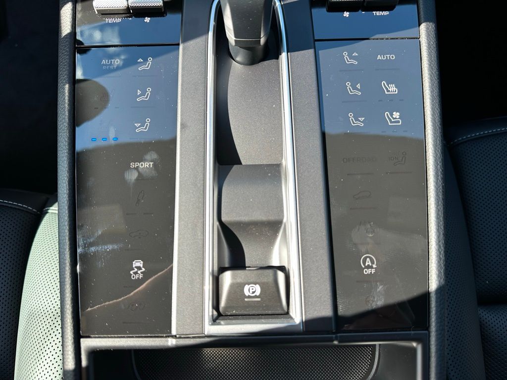 Thumbnail: 2026 Porsche Macan - 23