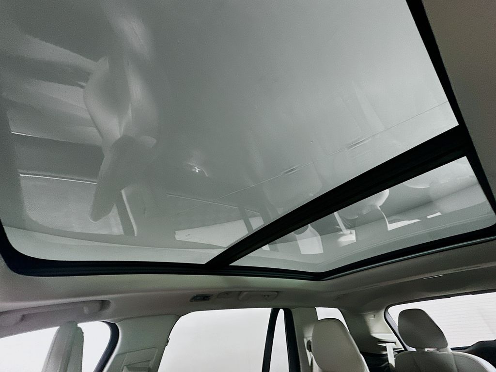 Used 2019 Blue Volvo T6 Momentum image 21