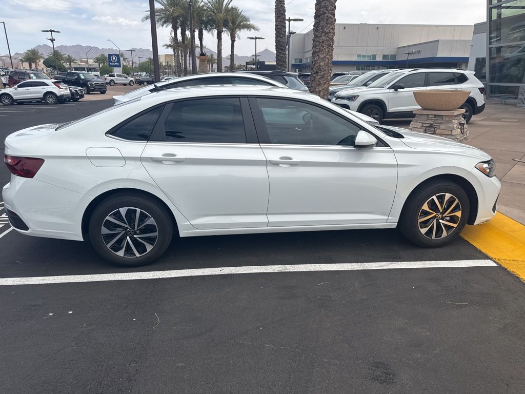 Thumbnail: 2023 Volkswagen Jetta - 4