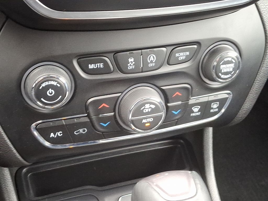 Thumbnail: 2019 Jeep Cherokee - 16