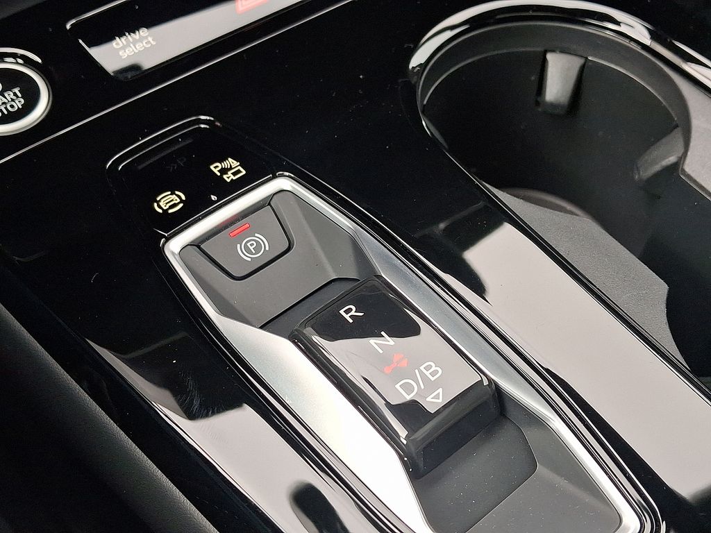 Thumbnail: 2025 Audi Q6 e-tron - 15