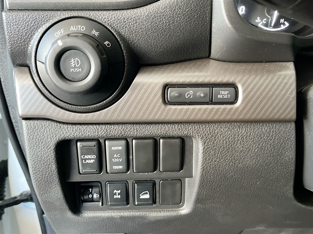 Used 2022 White Nissan PRO-4X image 10