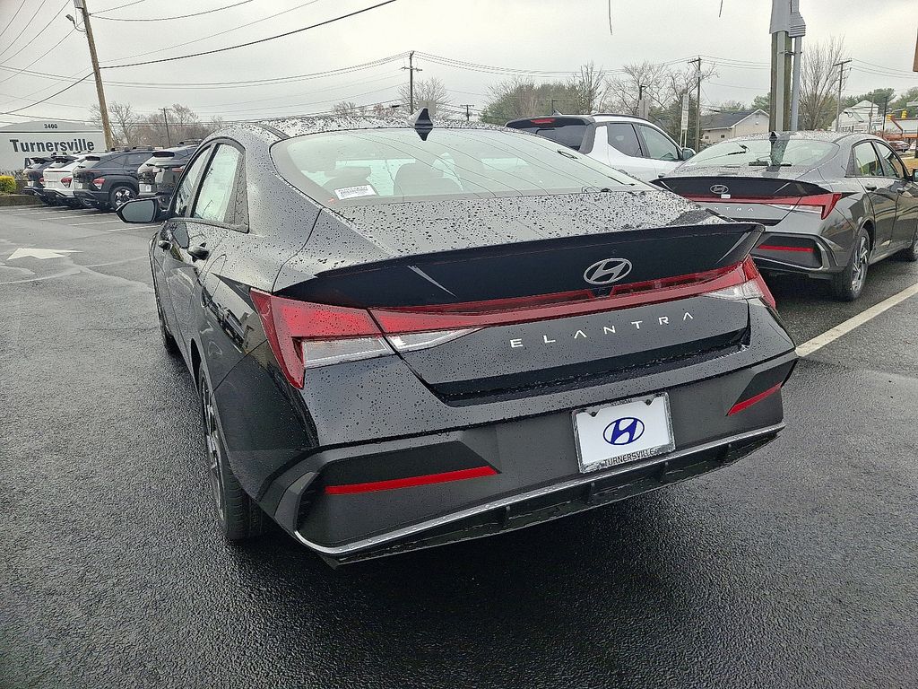 2025 Hyundai Elantra Sport 3