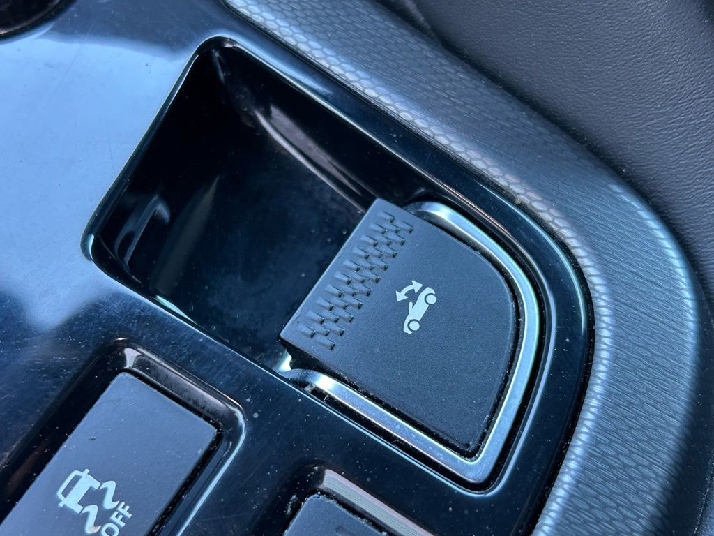 Used 2014  Jaguar S image 32