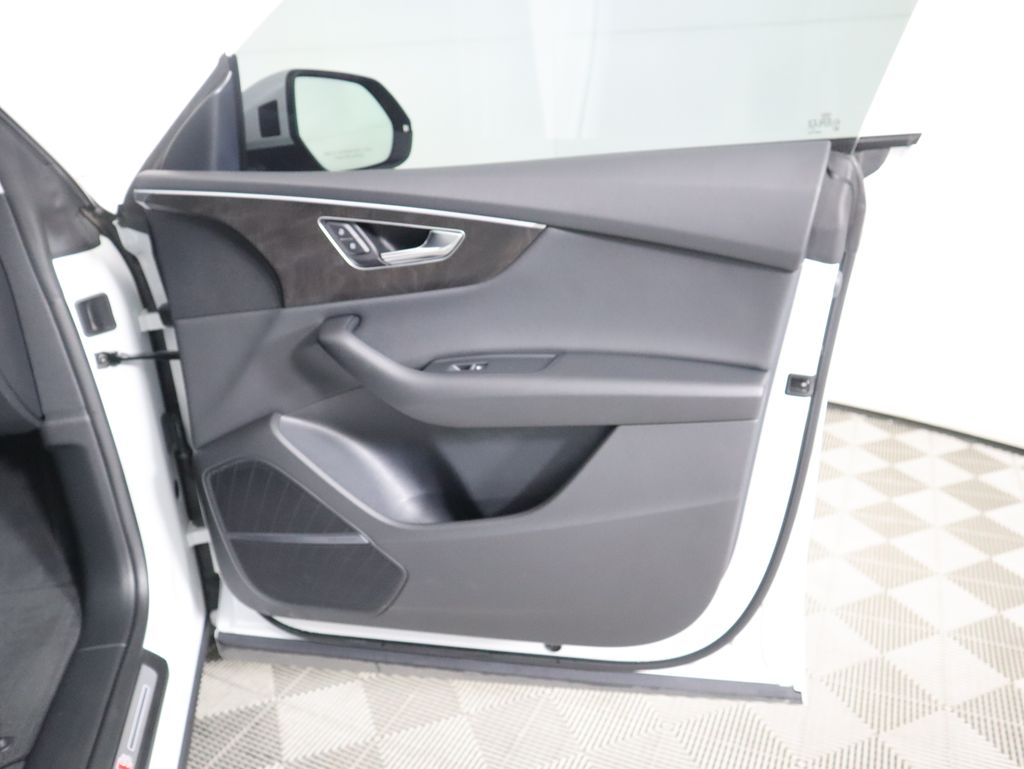 Thumbnail: 2022 Audi Q8 - 25