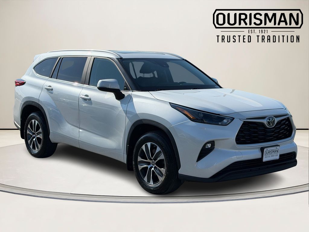 White (Wind Chill Pearl) 2023 Toyota Highlander XLE FWD SUV / Crossover Front-Wheel Drive 8-Speed Automatic
