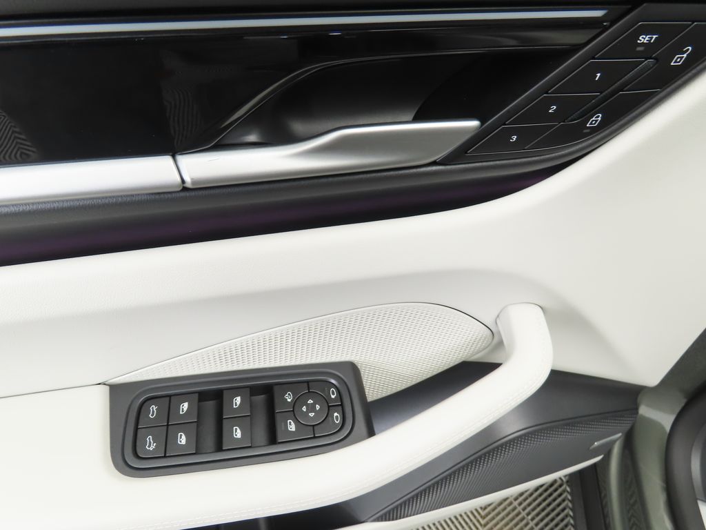 2024 Porsche Macan T 25