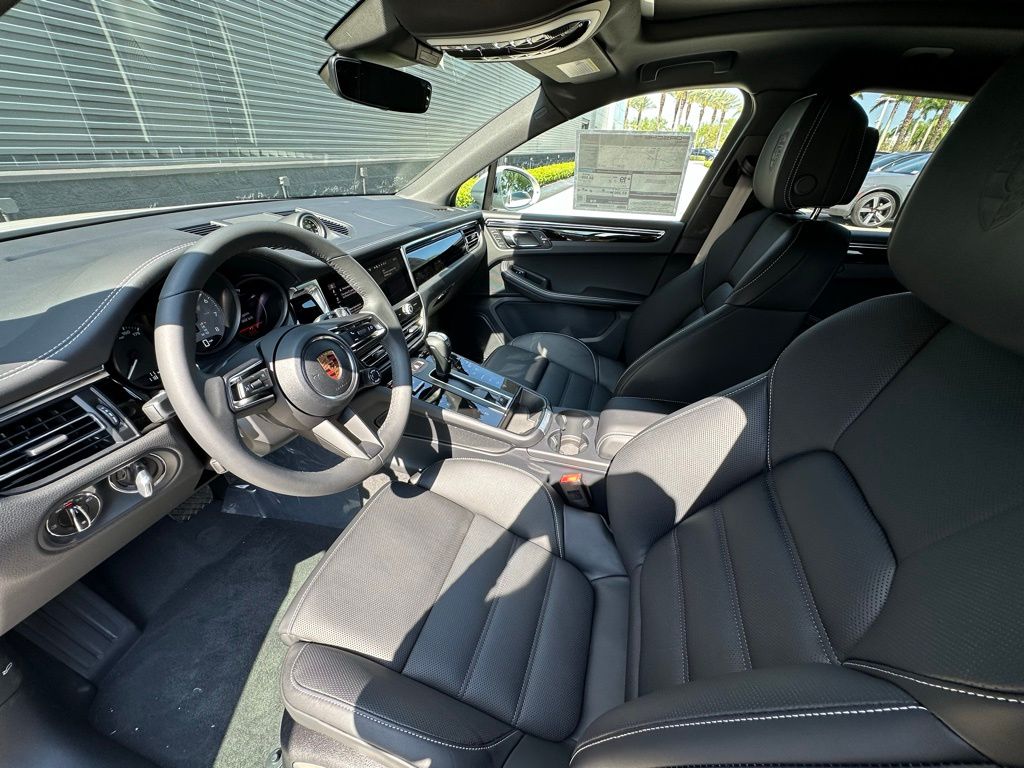 Thumbnail: 2026 Porsche Macan - 4