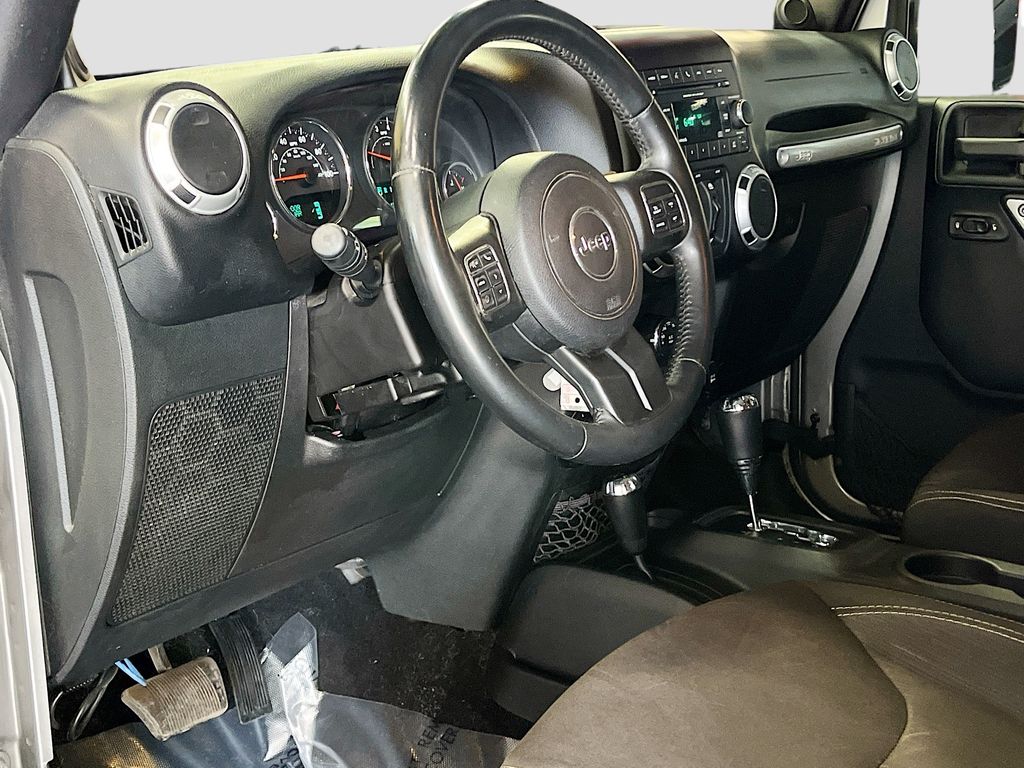 Used 2014 Billet Metallic Clearcoat Jeep Unlimited Sahara image 9