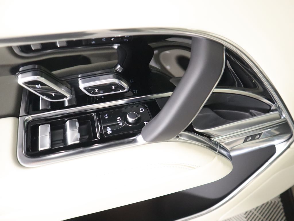 Thumbnail: 2026 Land Rover Range Rover - 25