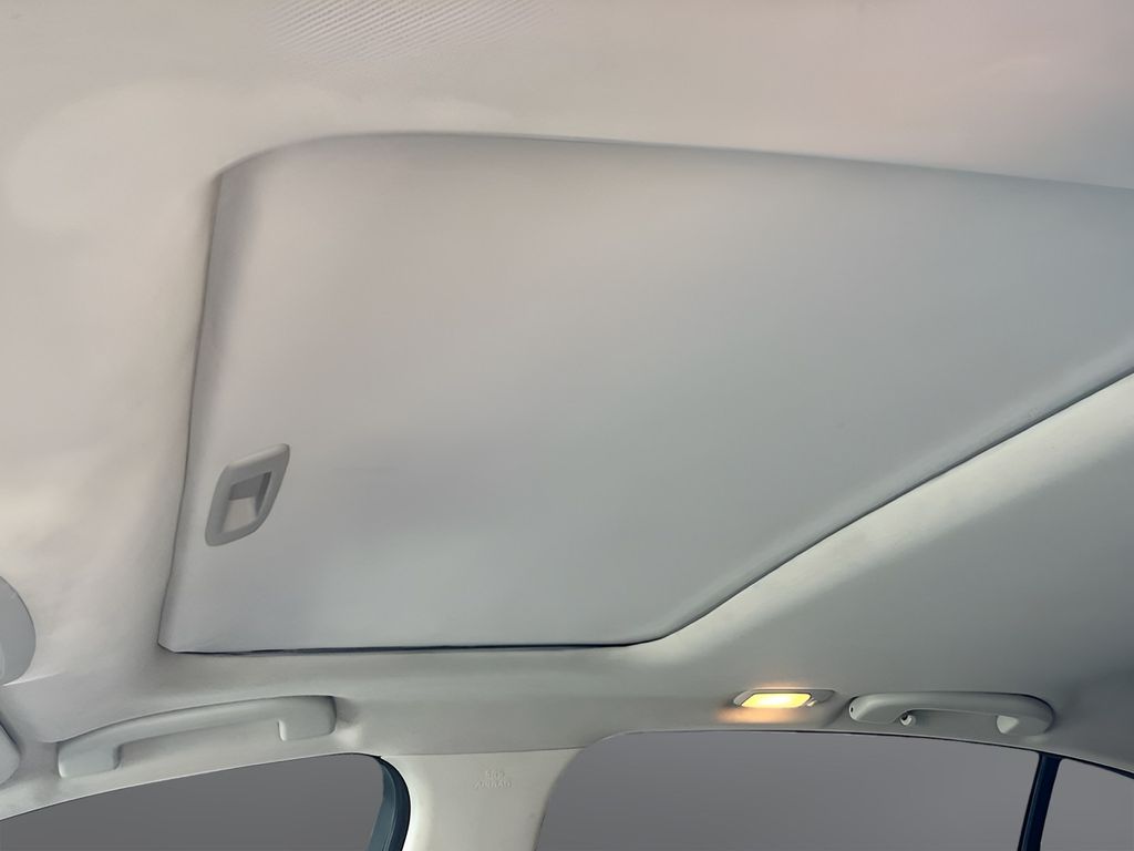 Used 2022 White INFINITI LUXE image 22