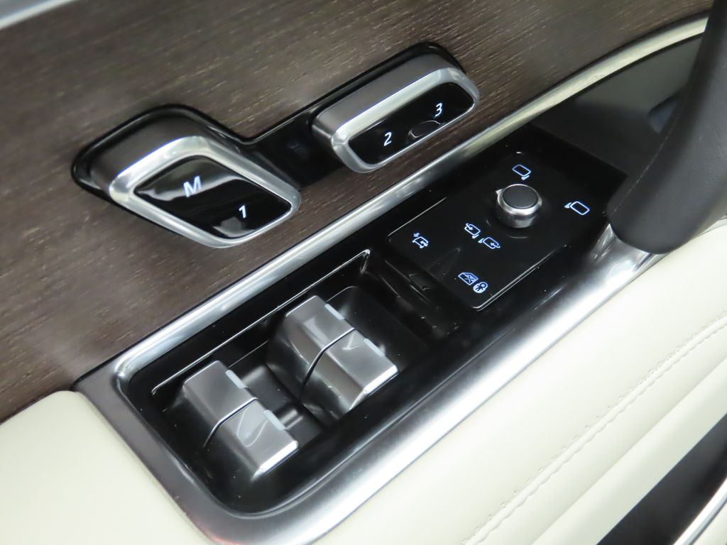 2023 Land Rover Range Rover SE 24