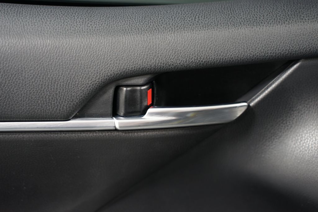 2019 Toyota Camry SE 29