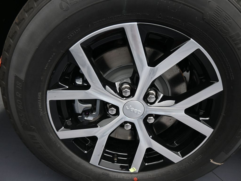 Used 2025 Diamond Black Crystal Pearlcoat Jeep Limited image 36