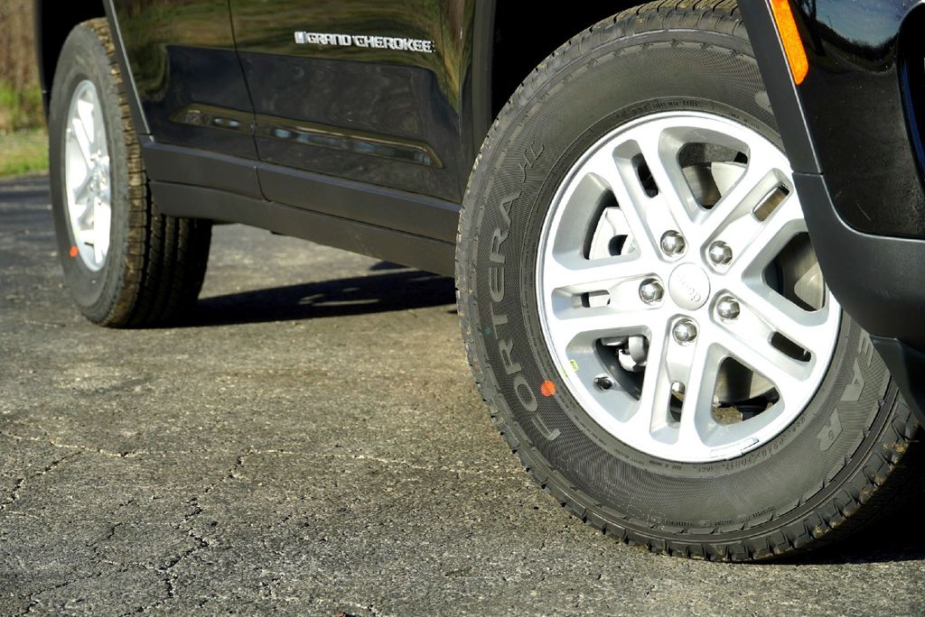 New Car 2025 Jeep Grand Cherokee  Laredo For Sale Under $35,000 In Taylor, Texas