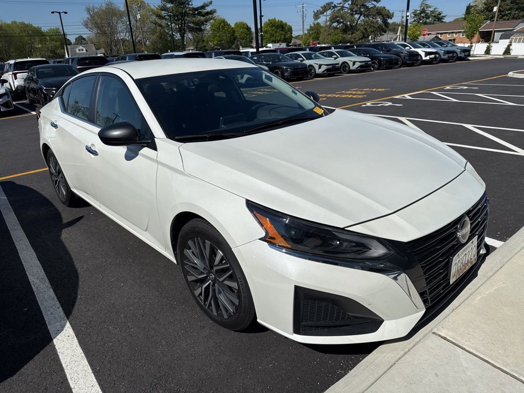 Pearl White Tricoat 2025 Nissan Altima 2.5 SV FWD Sedan Front-Wheel Drive Continuously Variable Transmission