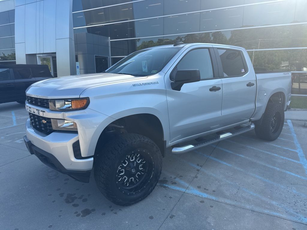 Silver Ice Metallic 2022 Chevrolet Silverado 1500 Custom Crew Cab 4WD Pickup Truck Four-Wheel Drive 8-Speed Automatic