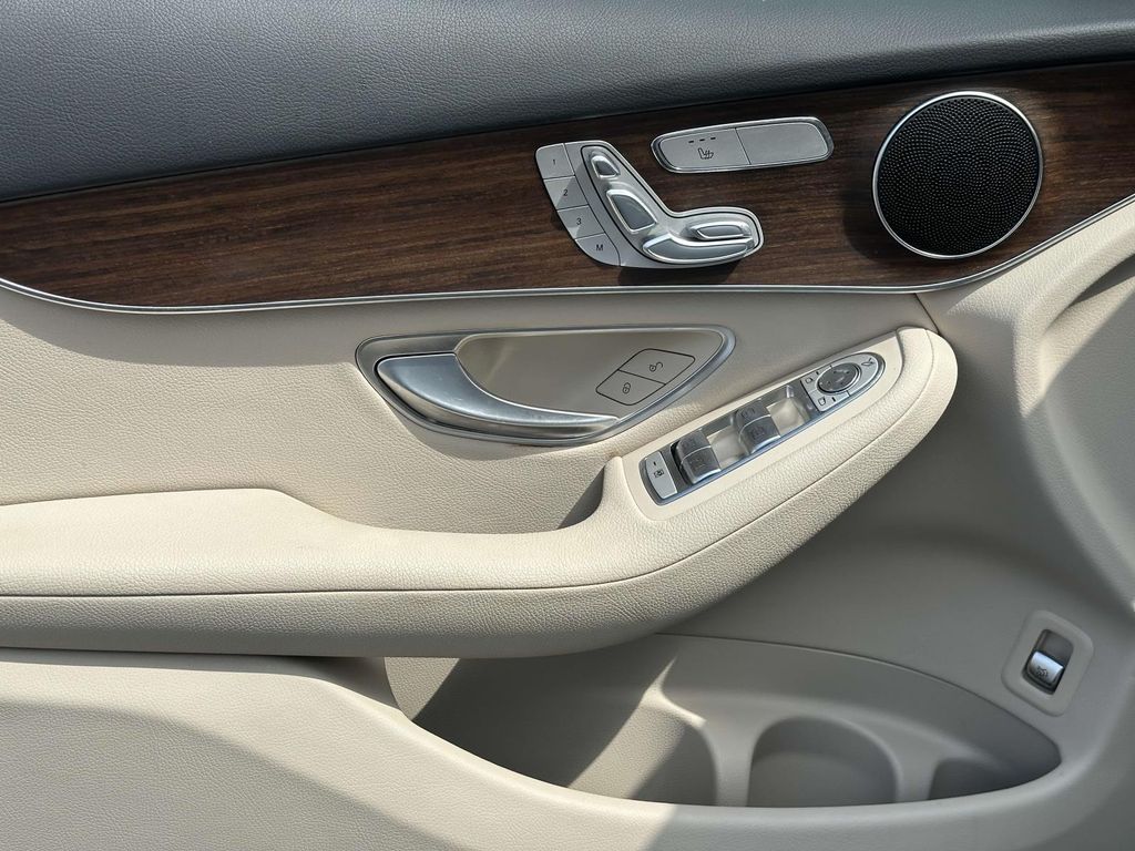 2021 Mercedes-Benz GLC 300 19