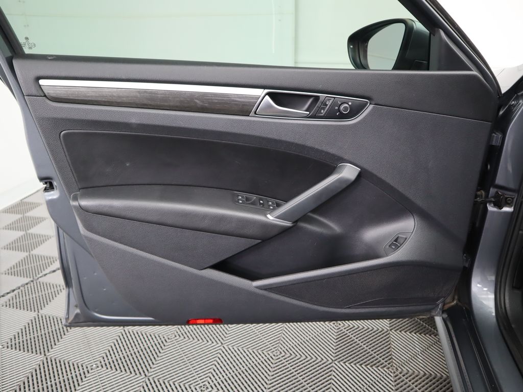 2017 Volkswagen Passat SE 23