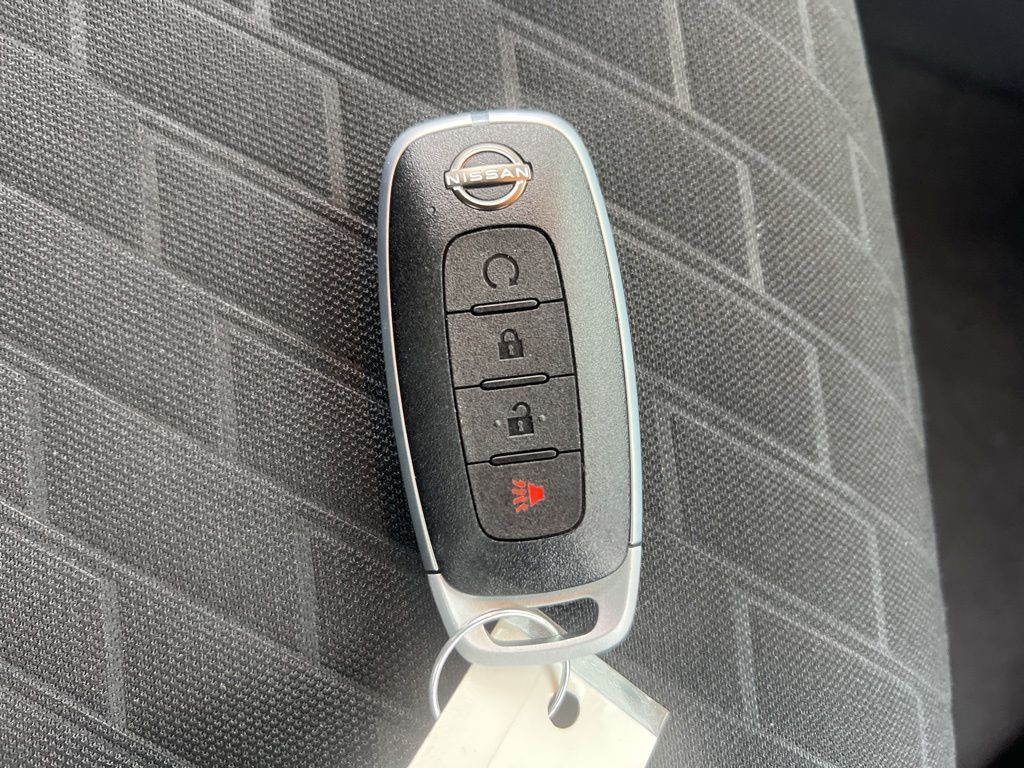 2024 Nissan Kicks SR photo