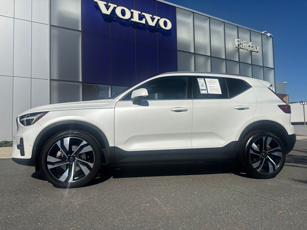  2024 Volvo XC40 B5 Plus Bright Theme AWD   