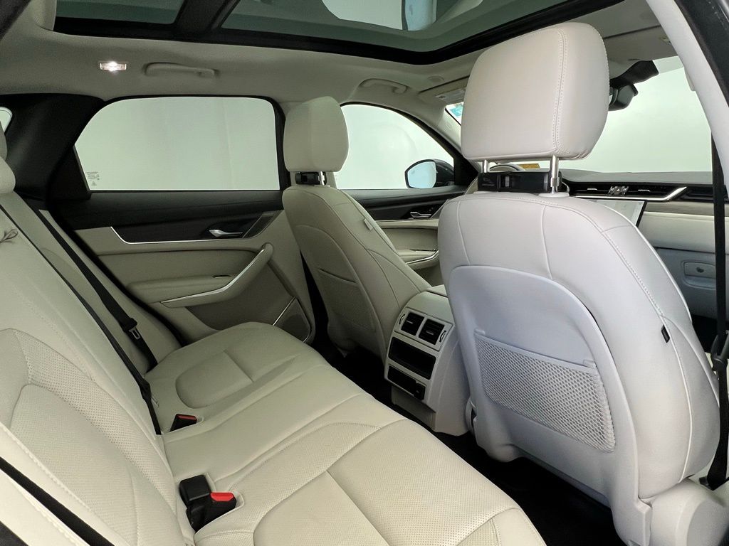 Thumbnail: 2022 Jaguar F-Pace - 8