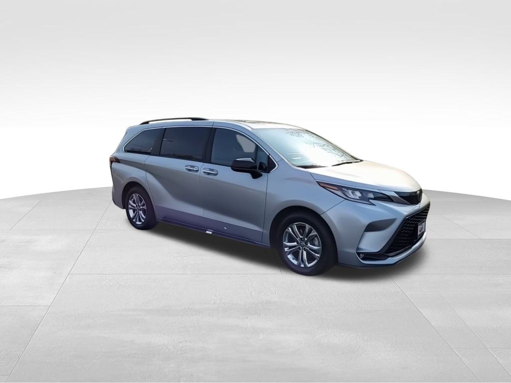 2022 Toyota Sienna XSE 2