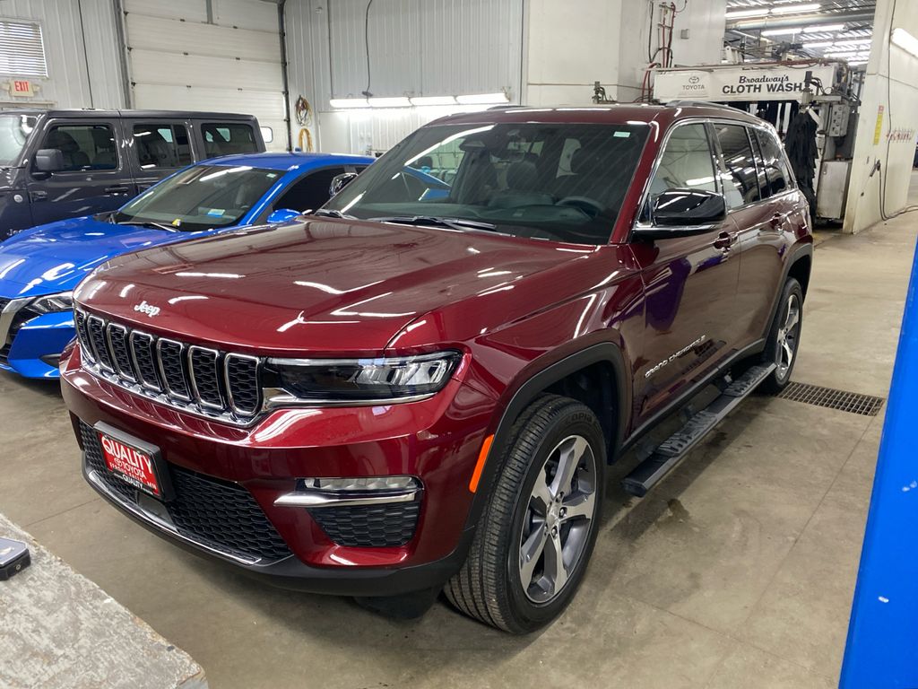 Velvet Red Pearlcoat 2025 Jeep Grand Cherokee SUV / Crossover Four-Wheel Drive 8-Speed Automatic