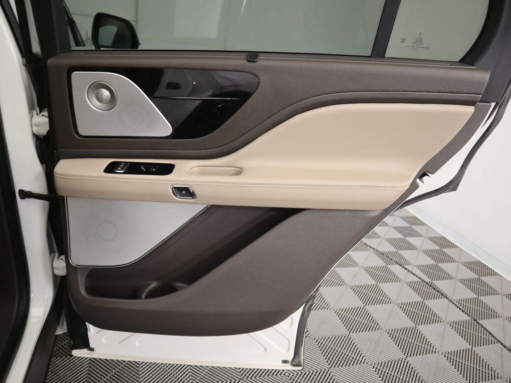 Thumbnail: 2023 Lincoln Aviator - 29