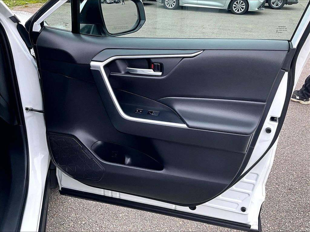 2024 Toyota RAV4 — photo 12