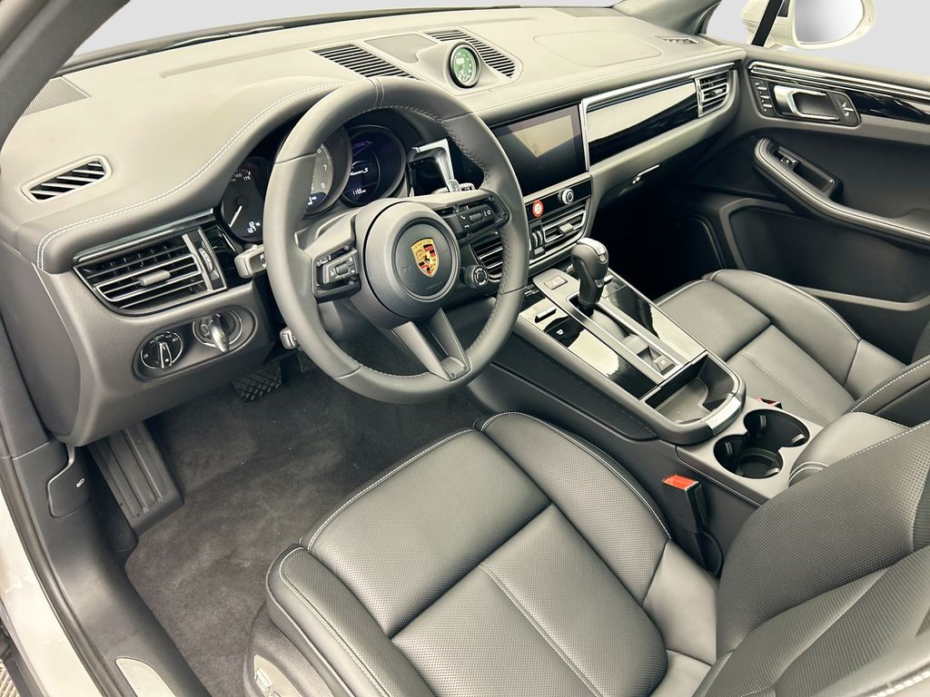 Thumbnail: 2026 Porsche Macan - 4