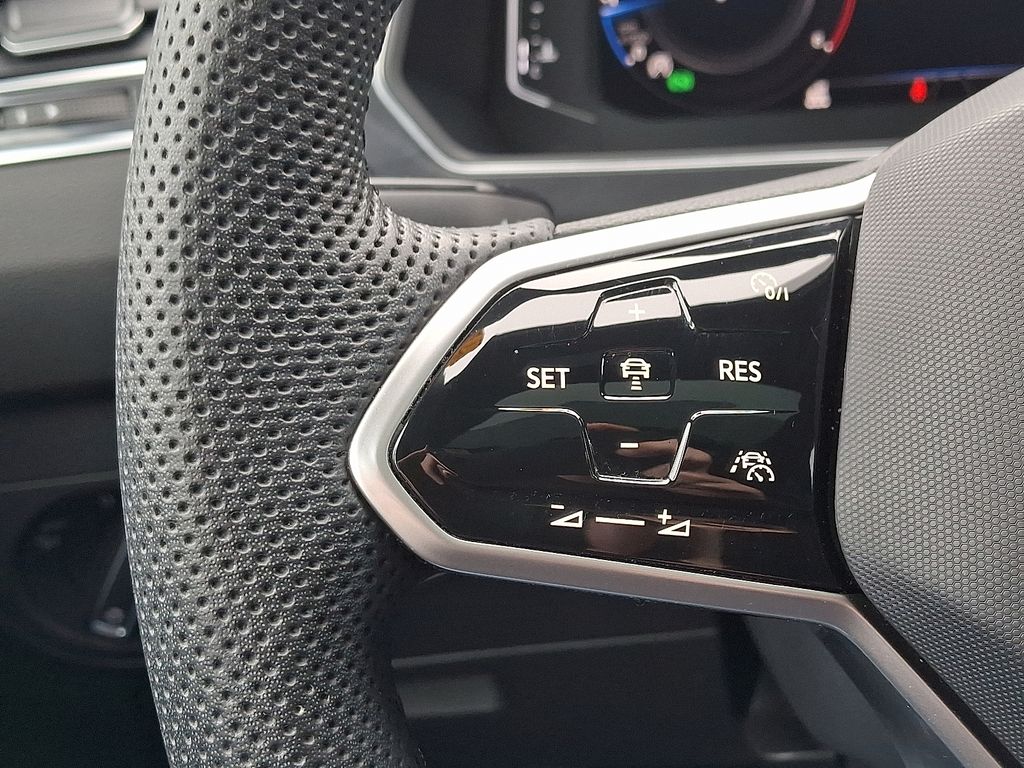 Thumbnail: 2022 Volkswagen Tiguan - 22