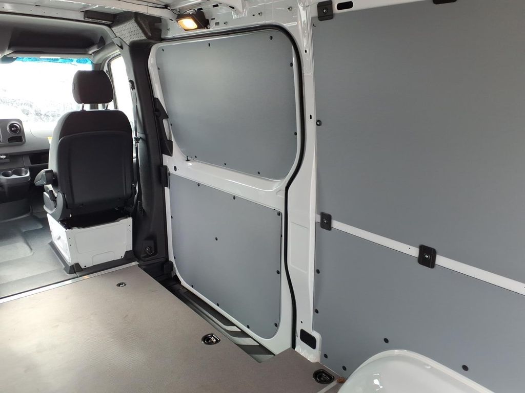 Used 2026  Mercedes-Benz Cargo 144 WB image 26