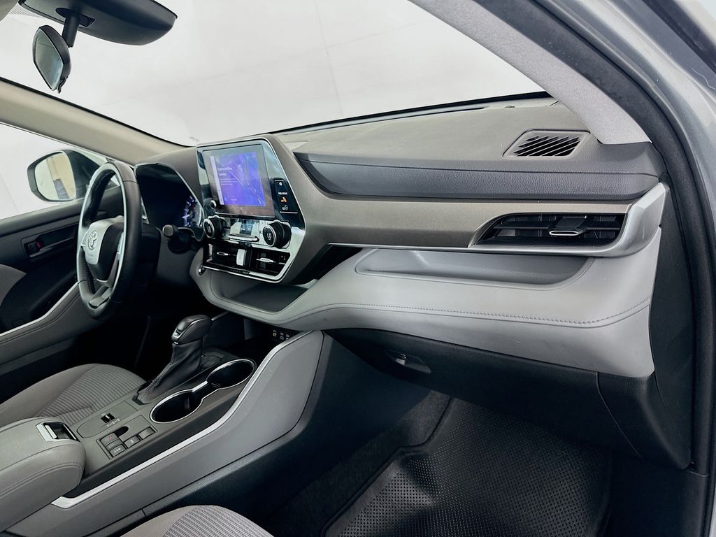 Thumbnail: 2023 Toyota Highlander - 28