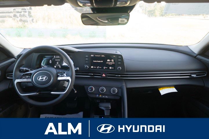 2025 Hyundai Elantra SE photo 17