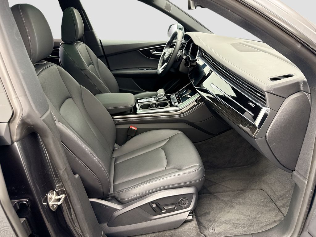 Thumbnail: 2025 Audi Q8 - 19