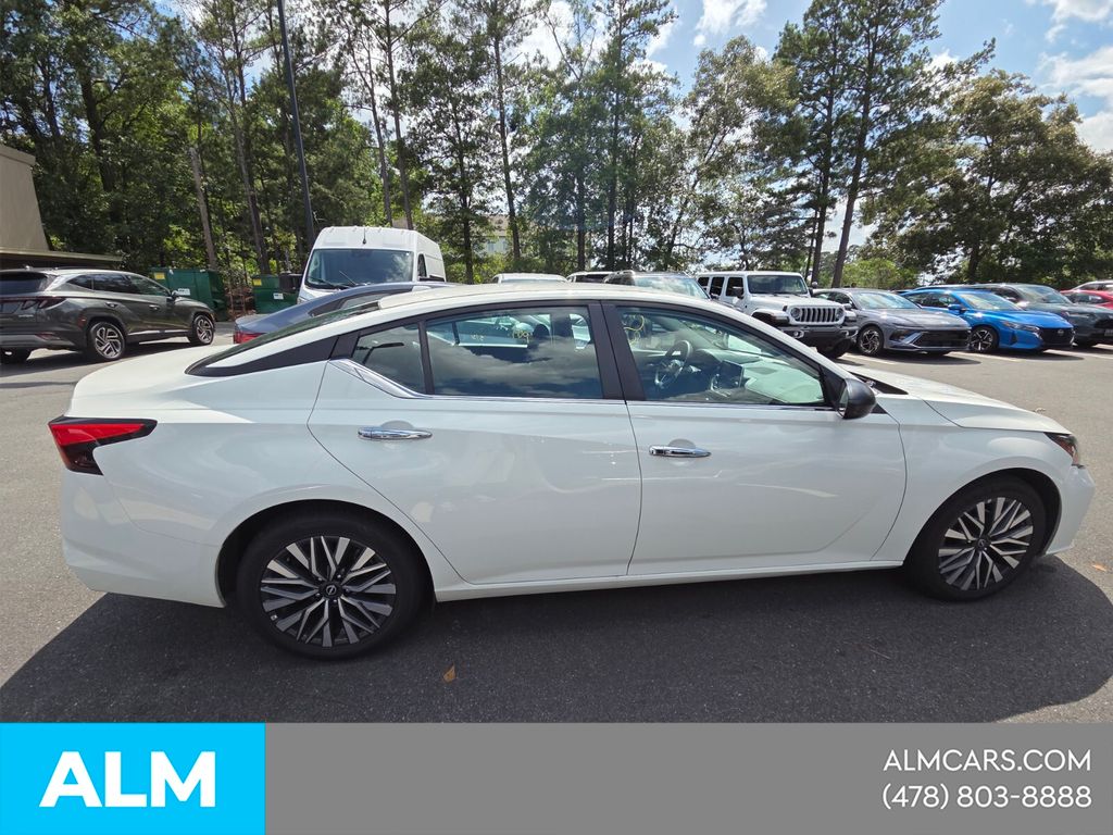 Used 2025 White Nissan 2.5 SV image 7