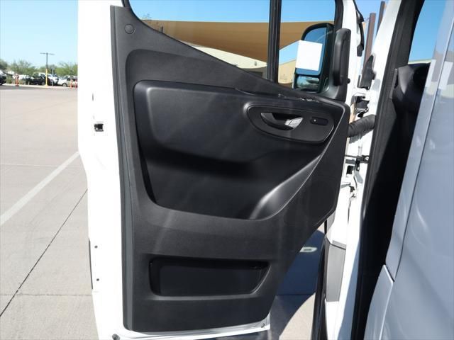Thumbnail: 2025 Mercedes-Benz Sprinter - 21