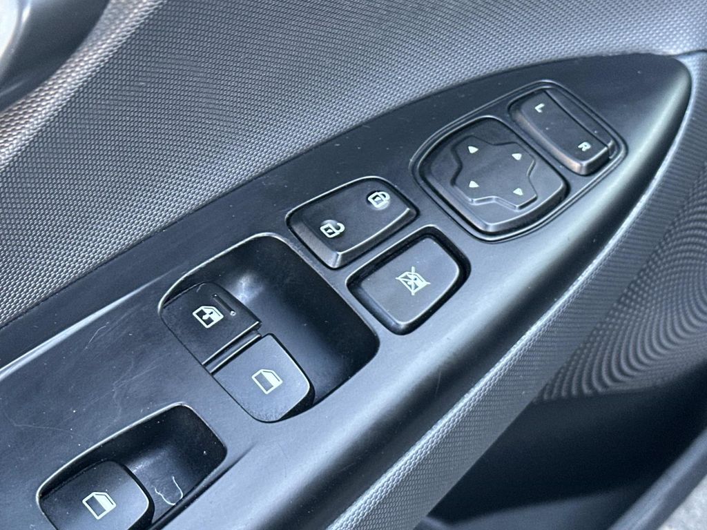 Thumbnail: 2020 Hyundai Veloster - 29