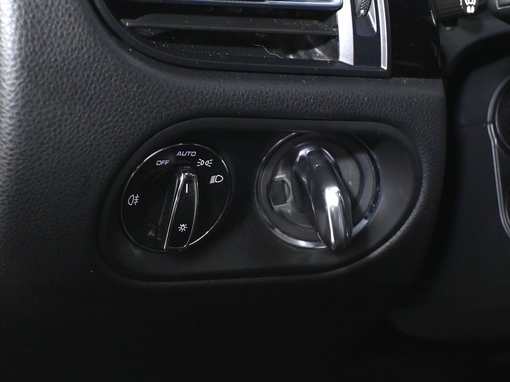 Thumbnail: 2022 Porsche Macan - 30