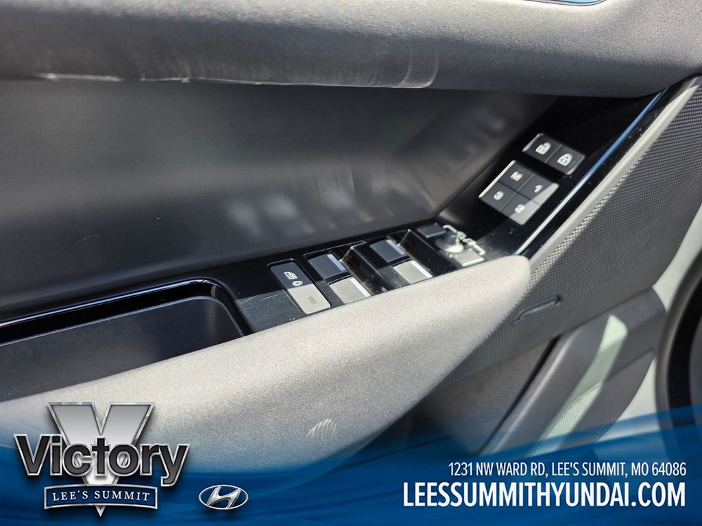 Used 2025  Land Rover Dynamic SE image 11