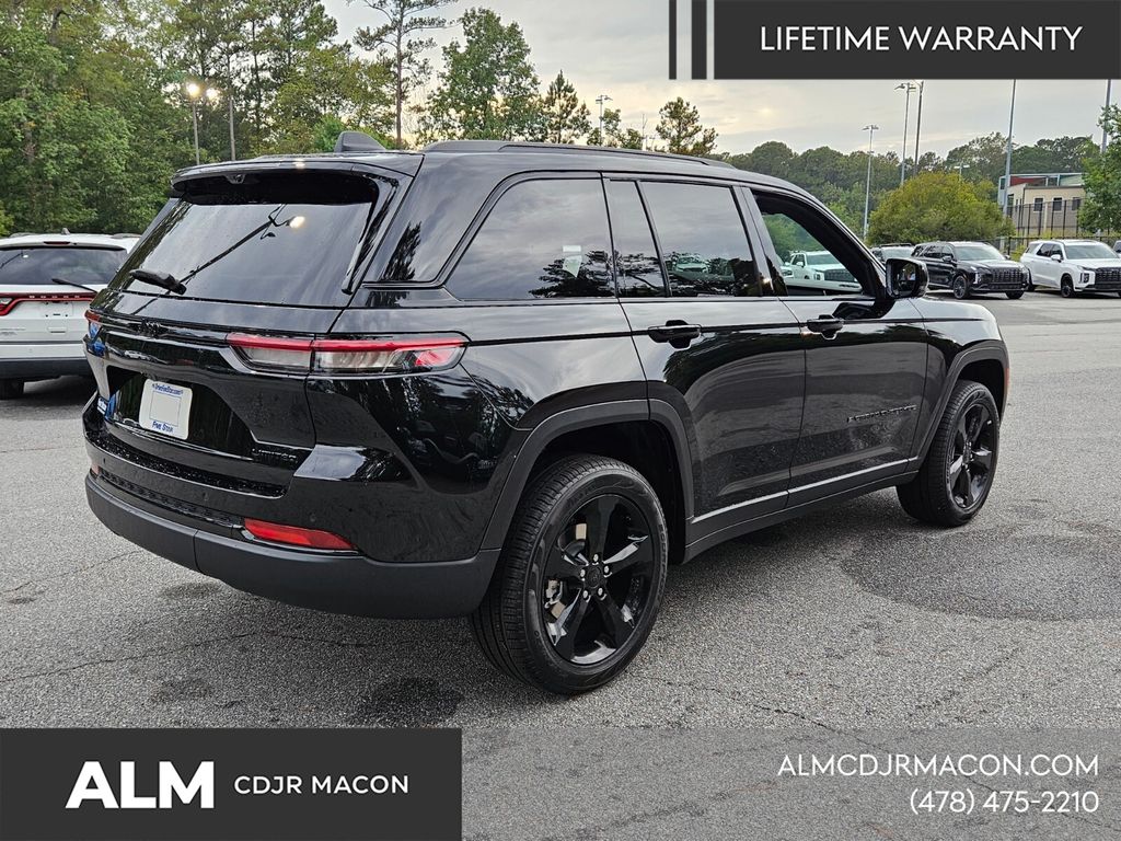 New 2025 Diamond Black Crystal Pearl-Coat Exterior Paint Jeep Limited image 14