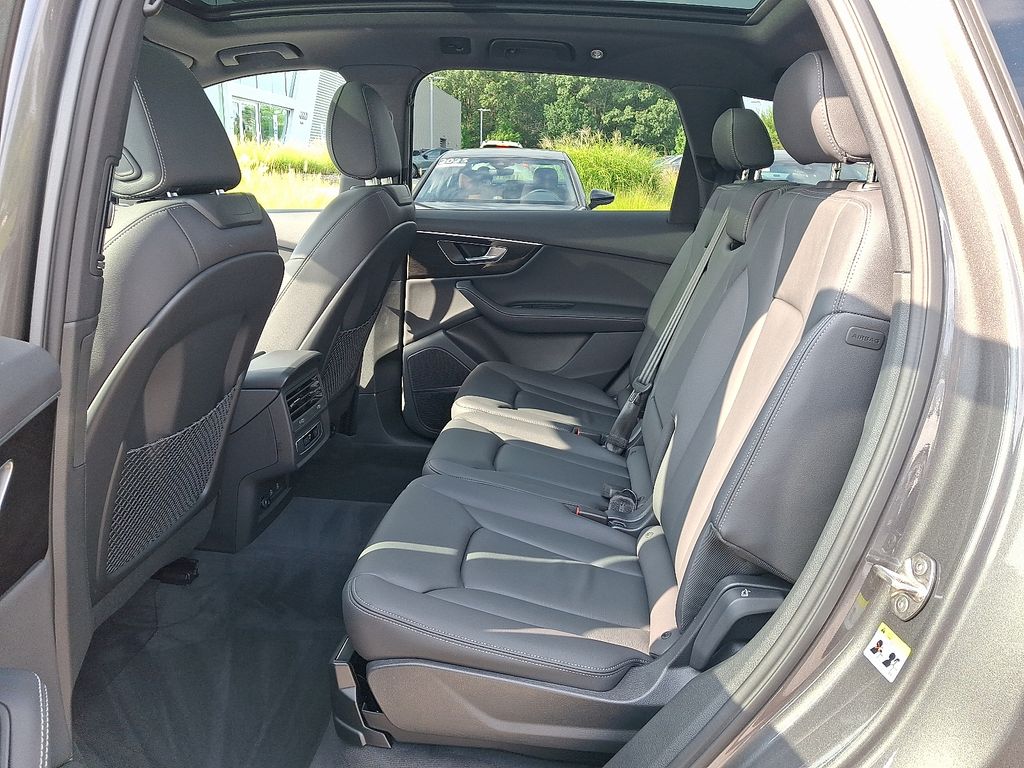 Thumbnail: 2026 Audi Q7 - 10
