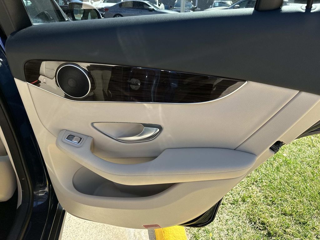 Thumbnail: 2017 Mercedes-Benz GLC - 21