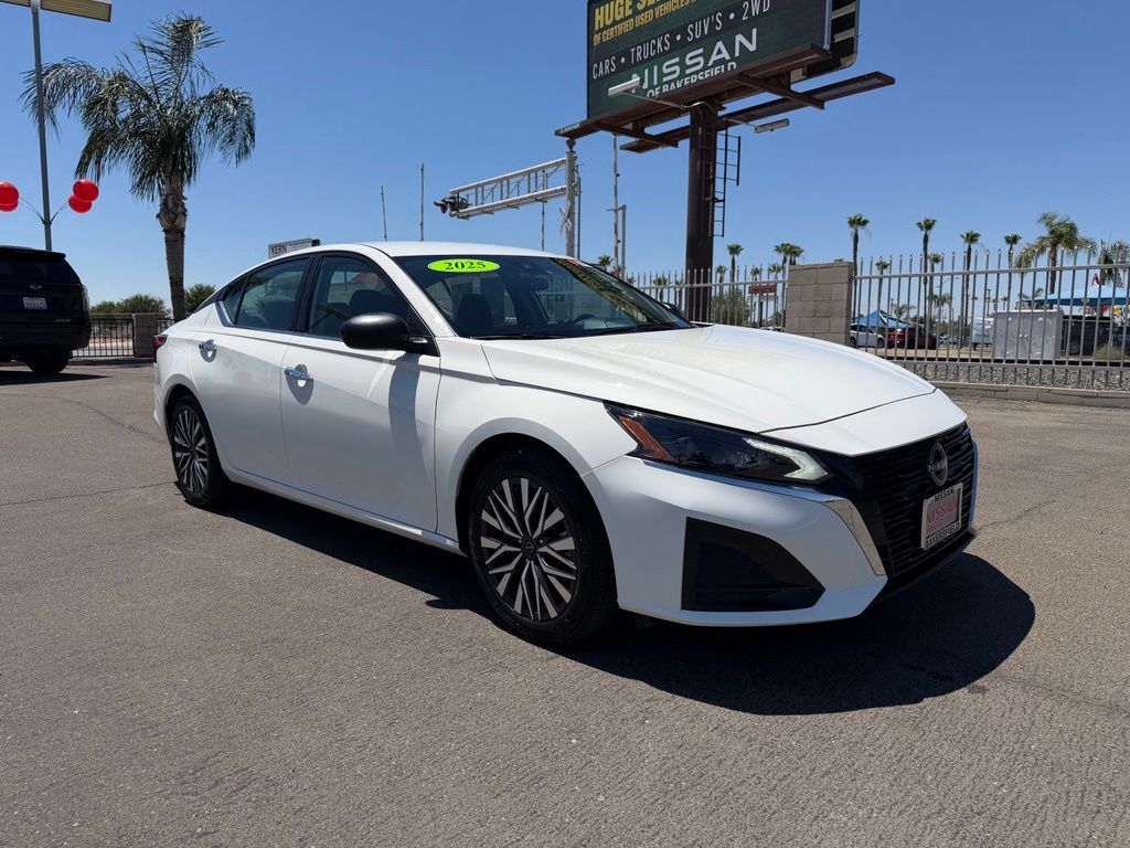 Glacier White 2025 Nissan Altima Sedan Front-Wheel Drive Continuously Variable Transmission