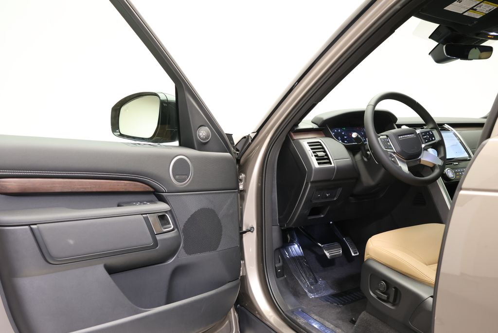 Thumbnail: 2026 Land Rover Discovery - 28