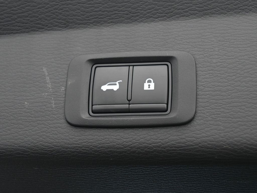 Used 2022 Silver Mitsubishi SE image 36