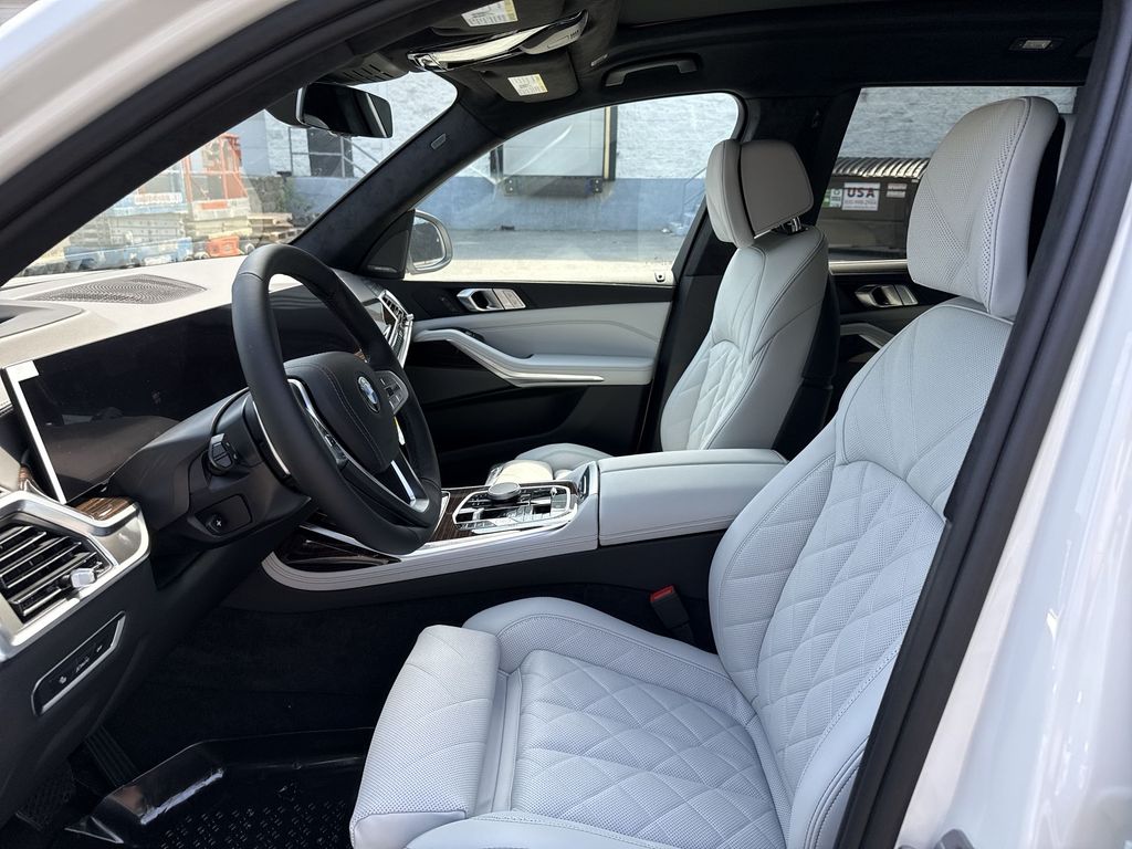 Thumbnail: 2027 BMW X7 - 11