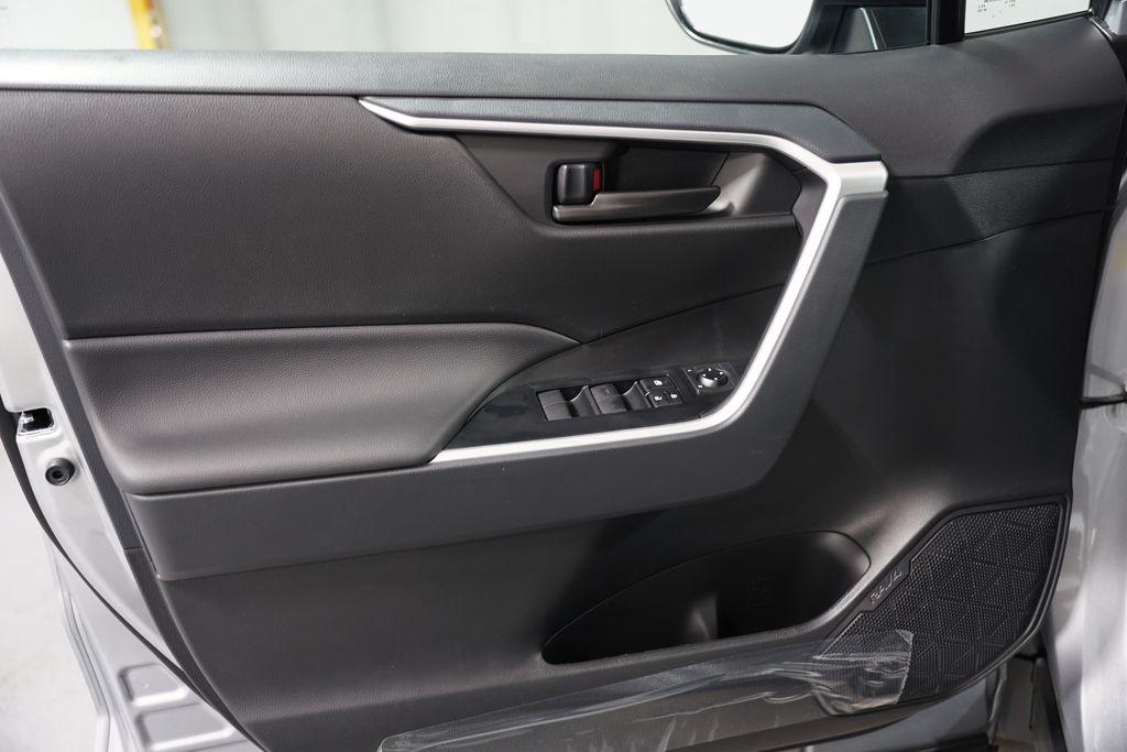2025 Toyota RAV4 LE 28